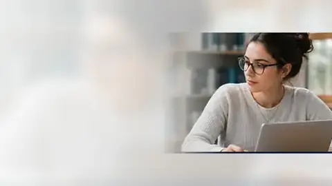 Student planning a college admissions essay